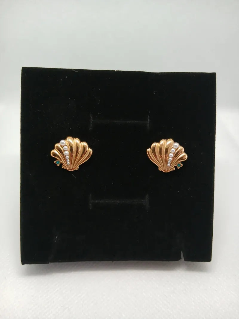 Pendientes Concha Acero Dorado y Perlas
