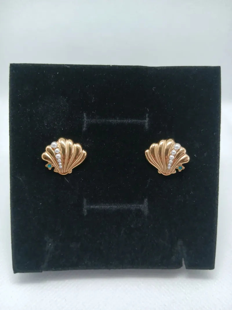 Pendientes Concha Acero Dorado y Perlas