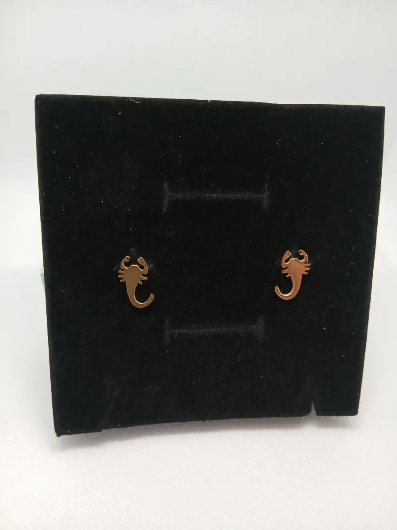 Aretes Escorpión Acero Dorado