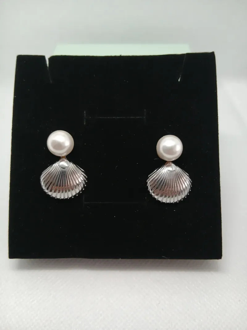 Pendientes concha y perla en acero plateado