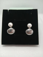 Pendientes concha y perla en acero plateado