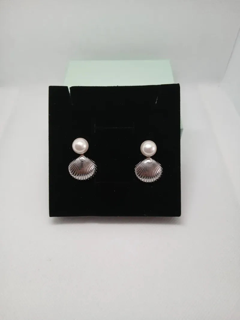 Pendientes concha y perla en acero plateado