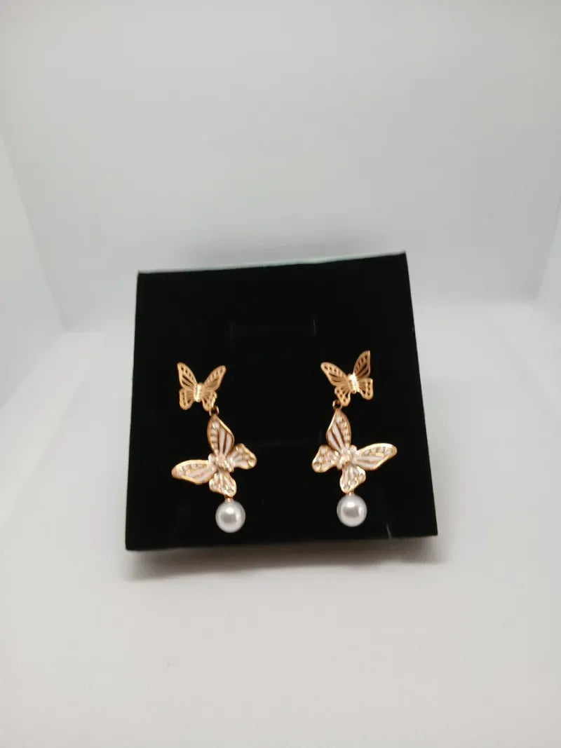 Aretes Mariposa Acero Dorado con Perla