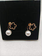 Aretes Flor Perla y Pedrería Acero Dorado