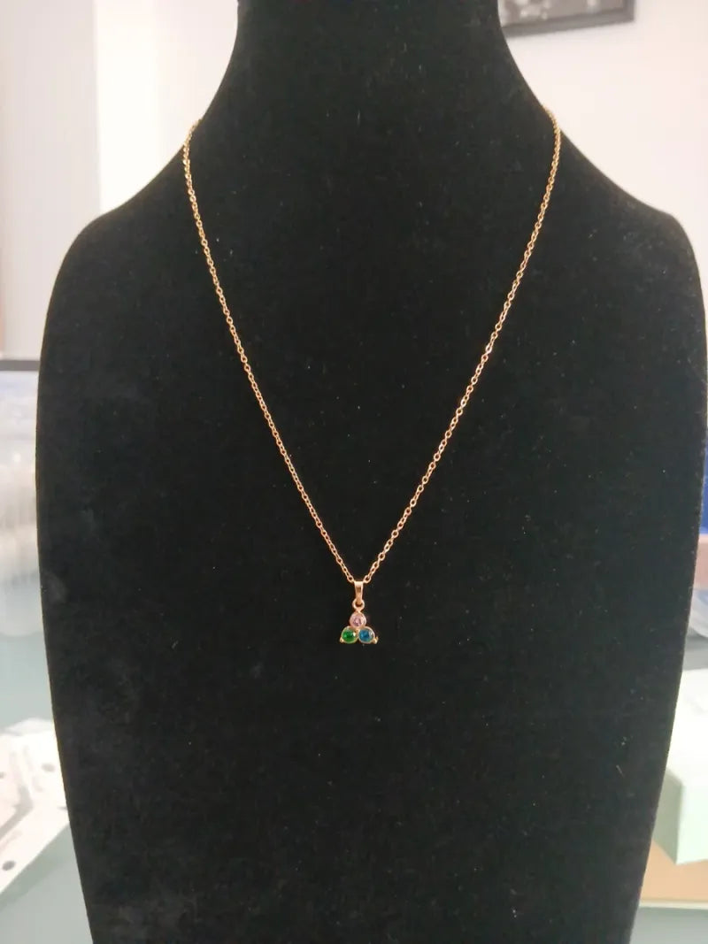 Cadena corta dorada con dije multicolor