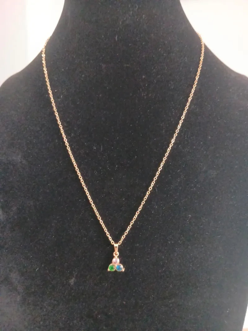 Cadena corta dorada con dije multicolor
