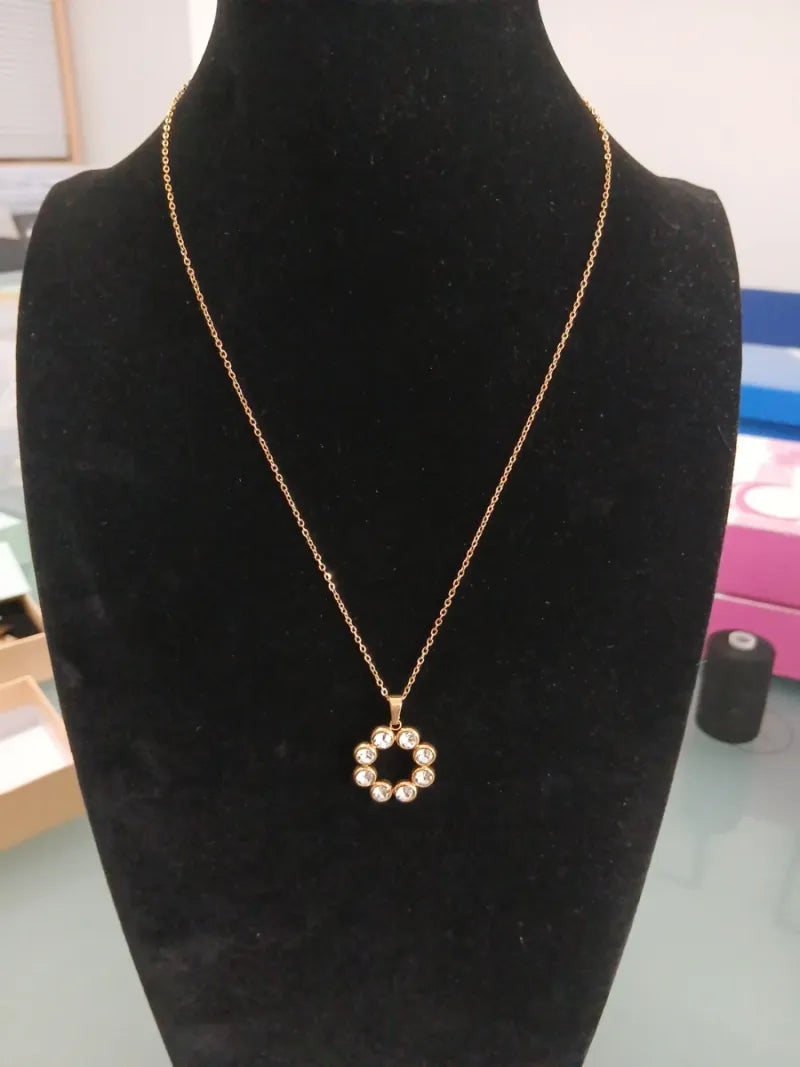 Cadena corta acero dorado con dije de piedras