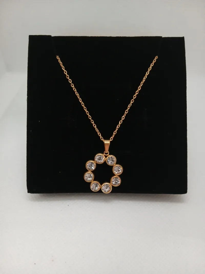 Cadena corta acero dorado con dije de piedras