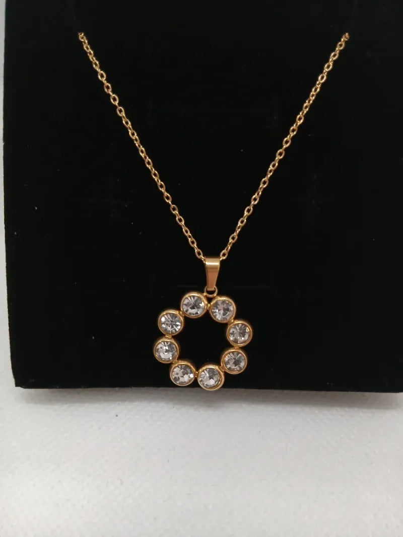 Cadena corta acero dorado con dije de piedras