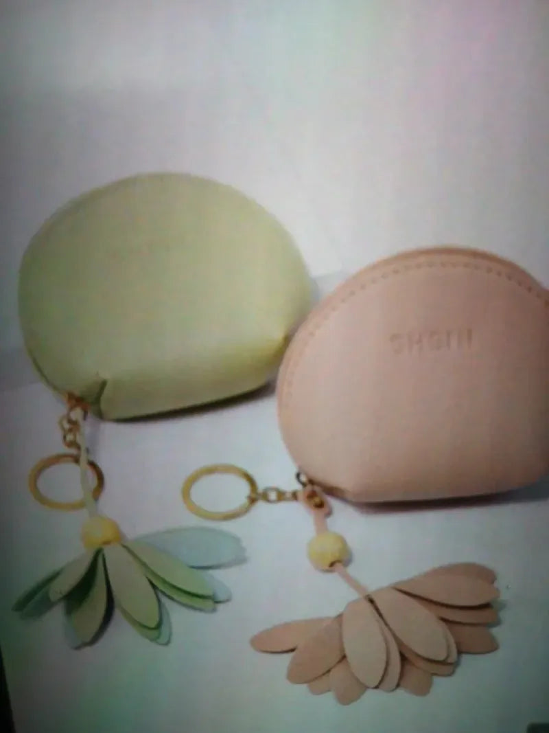 Monedero redondo SHEIN con llavero flor