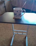 Mesa móvil con ruedas ajustable