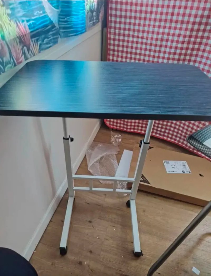 Mesa móvil con ruedas ajustable