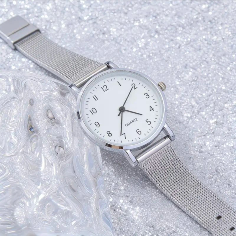 Reloj de pulsera plateado para mujer
